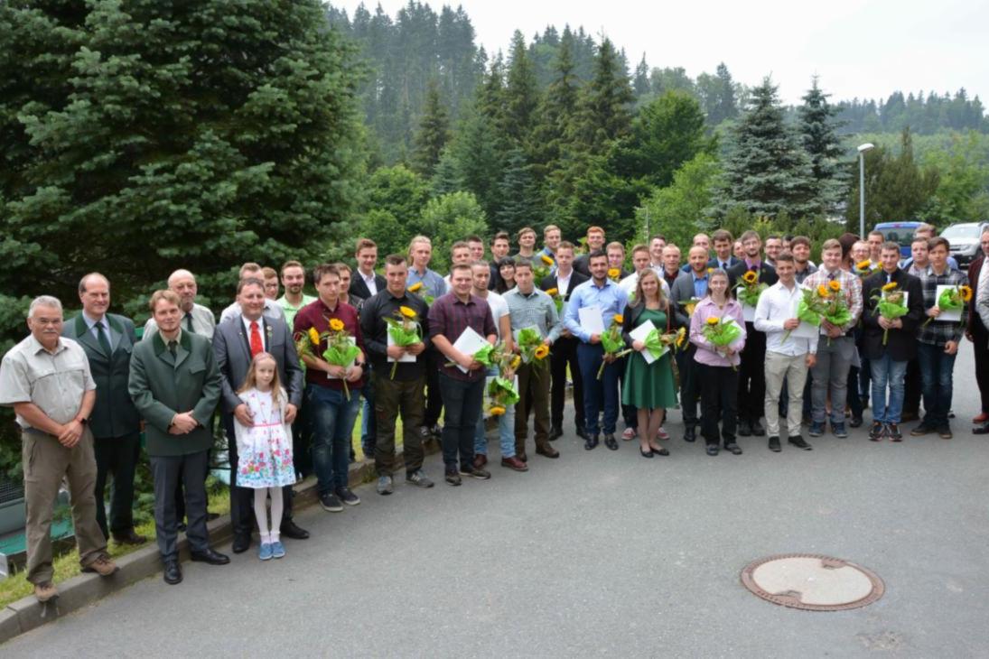 Gruppenfoto der frisch gebackenen Forstwirte