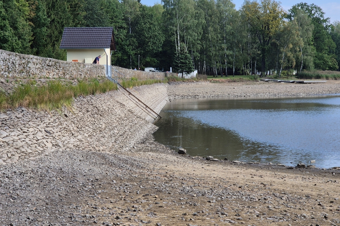 Damm des Erzengler Teiches – Blick von der Wasserseite auf Tarras- und Brüstungsmauer, zu sanierender Bereich im Vordergrund