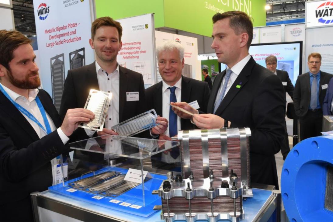 Hannover Messe 2019, von links nach rechts: Karl Lötsch (InnoTeam-Koordinator TU Chemnitz/HZwo e.V.), Thomas Hahn (Wätas) und Torsten Enders (Geschäftsführer Wätas) präsentieren Staatsminister Martin Dulig Sachsens erste serientaugliche Bipolarplatte.