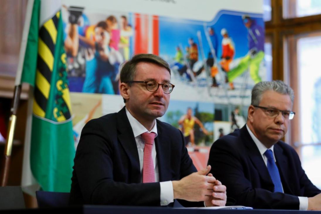Sportminister Prof. Dr. Roland Wöller und Ulrich Franzen, Präsident des Landessportbundes Sachsen e. V. im Rahmen der Unterzeichnung des Zuwendungsvertrages