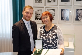 Foto: Ministerpräsident Michael Kretschmer überreicht den Verdienstorden des Freistaates Sachsen an Dr. Gerlinde Rohr aus Neukieritzsch.