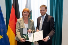 Foto: Ministerpräsident Michael Kretschmer überreicht den Verdienstorden des Freistaates Sachsen an Kerstin Miersch aus Großschirma.