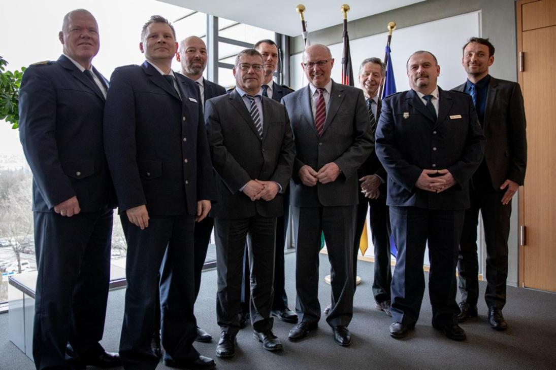 v.l.n.r.: Landespolizeipräsident Horst Kretzschmar, Ministerialrat Carsten Kaempf, Prof. Dr. Marcel Thum, Erik Berger, Polizeipräsident Dirk Lichtenberger, Staatssekretär Prof. Dr. Günther Schneider, Prof. Dr. Wolfgang Voß, Leitender Polizeidirektor Rene Demmler, Prof. Dr. Tom Thieme