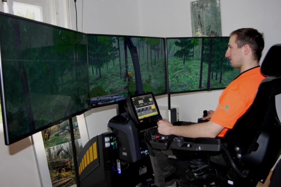 Forstwirtschaftsmeister Mirko Hahn demonstriert den Einsatz eines Harvestersimulators bei der Ausbildung