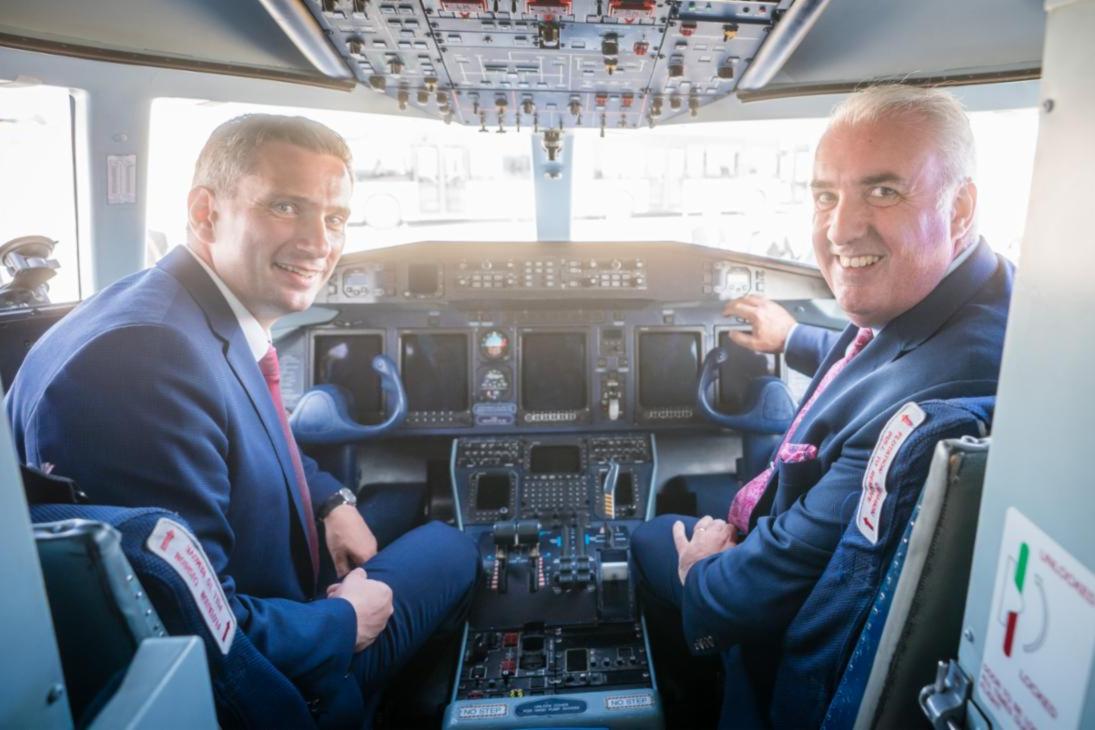 Wirtschaftsminister und Vize-MP Martin Dulig und Dave Jackson, Geschäftsführer der DRA GmbH, im Cockpit der D328NEU