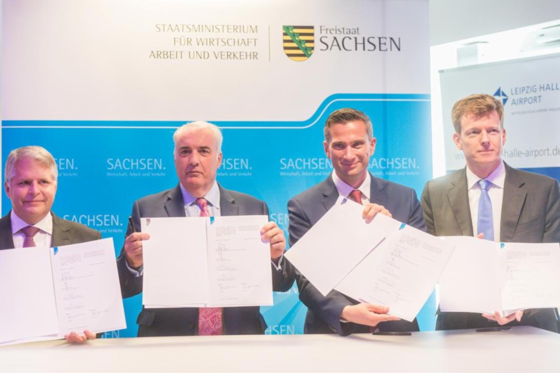 v.l.n.r.: Jon Burgoyne, Executive Vice President Sierra Nevada Corporation Inc., Dave Jackson, Geschäftsführer der DRA GmbH, Sachsens Wirtschaftsminister und Vize-Ministerpräsident Martin Dulig,  Götz Ahmelmann, Vorstandsvorsitzender der Mitteldeutschen Flughafen AG