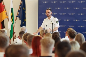 Foto: Rektor Stefan Dörner spricht zu den Auszubildenden