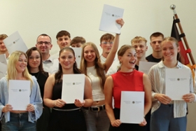 Foto: Polizeischüler mit ihren Ernennungsurkunden