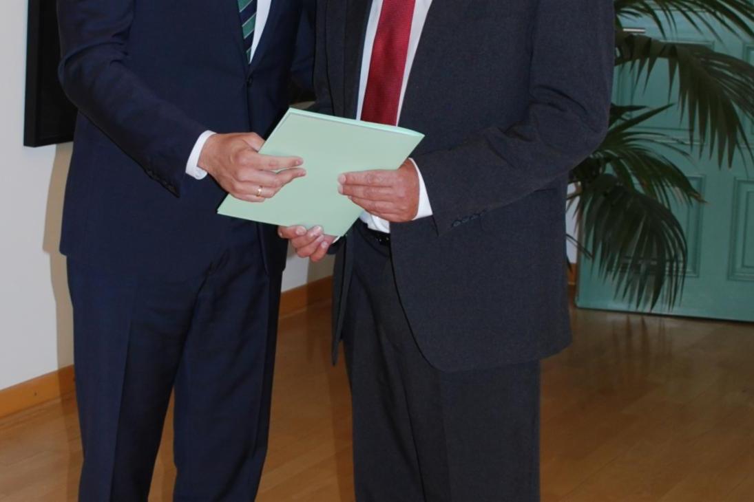Herr Staatsminister der Justiz Sebastian Gemkow übergibt Herrn Kai-Uwe Deusing die Ernennungsurkunde