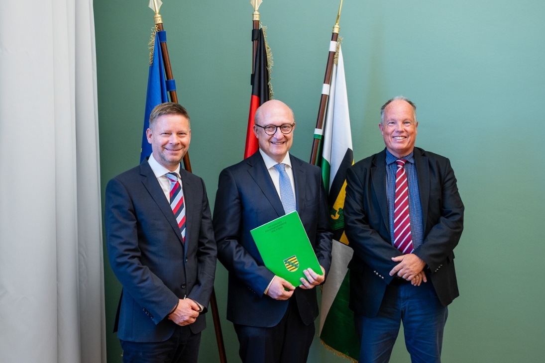 (v.l.n.r.) Till Pietzcker (Amtschef im Sächsischen Staatsministerium der Justiz), Volkmar Kuhn (der neue Direktor des Amtsgerichts Freiberg) und Dr. Dominik Schulz (Präsident des Landgerichts Chemnitz)