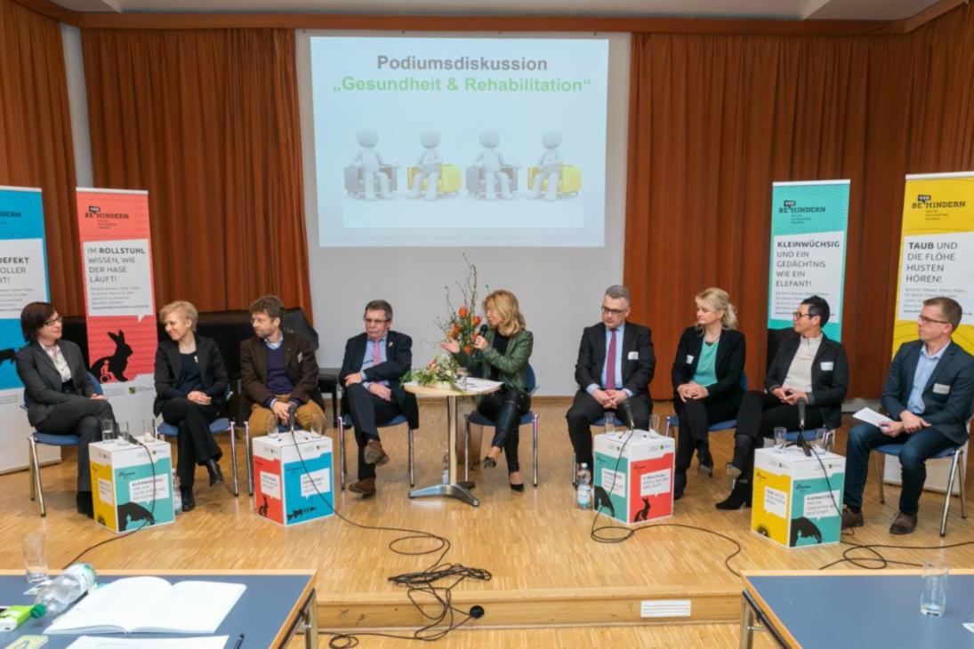 Teilnehmer der Podiumsdiskussion im Haus an der Kreuzkirche in Dresden