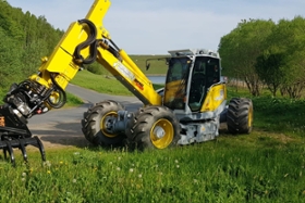 Foto: Schreitbagger mit Spezialaufbau an der Fahrerkabine und speziellem Greifarm