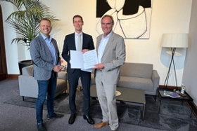 Foto: v.l.n.r.: Torsten Bonew, Erster Bürgermeister und Beigeordneter für Finanzen der Stadt Leipzig, Béla Bélafi, Präsident der Landesdirektion Sachsen, Burkhard Jung, Oberbürgermeister der Stadt Leipzig