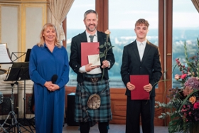 Foto: v.l.n.r.: Staatsministerin Petra Köpping, Geehrter Dominic McKendry aus Leipzig, Laudator Elias Untisz