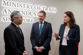 Foto: Gespräch mit Handels- und Industrieminister Kim Yong Gan in Singapur.
