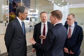 Foto: Gespräch mit  Dilhan Pillay Sandrasegara von Singapurs Staatsfonds Temasek Holdings.
v. l. Dilhan Pillay Sandrasegara, ... Ministerpräsident Kretschmer,  Dr. Andreas Sperl (IHK Dresden)
