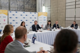 Foto: Roundtable der Deutschen Auslandshandelskammer mit  den Wirtschaftsvertretern der  Delegation und  Unternehmensvertretern aus Singapur.