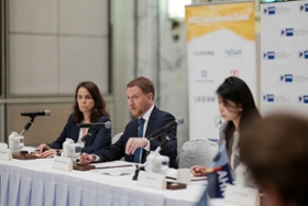 Foto: Roundtable der Deutschen Auslandshandelskammer mit  Wirtschaftsvertretern der  Delegation und Unternehmensvertretern aus Singapur.