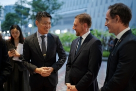 Foto: Ministerpräsident Michael Kretschmer eröffnet die Feierlichkeiten zum Tag der Deutschen Einheit im German Centre in Singapur.
- l. David Neo, Minister für Kultur, Gemeinschaft und Jugend