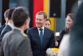 Foto: Ministerpräsident Michael Kretschmer eröffnet die Feierlichkeiten zum Tag der Deutschen Einheit im German Centre in Singapur.