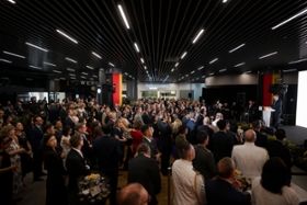 Foto: Ministerpräsident Michael Kretschmer eröffnet die Feierlichkeiten zum Tag der Deutschen Einheit im German Centre in Singapur.