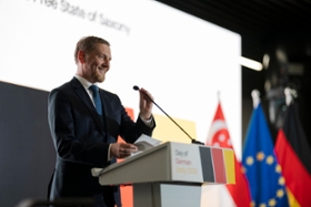 Foto: Ministerpräsident Michael Kretschmer eröffnet die Feierlichkeiten zum Tag der Deutschen Einheit im German Centre in Singapur.