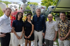 Foto: Ministerpräsident Michael Kretschmer übergibt gemeinsam mit der Deutschen Botschaft in Singapur anlässlich des 60-jährigen Jubiläums der diplomatischen Beziehungen zwischen Deutschland und Singapur zwei gestaltete Buddy-Bären als gemeinsames Geschenk an Singapur. Die Bären wurden gemeinsam von Schülern eines Leipziger Gymnasiums, der Deutschen Schule in Singapur sowie der Meissner Porzellanmanufaktur und einem singapurischen Künstlerkollektiv gestaltet.