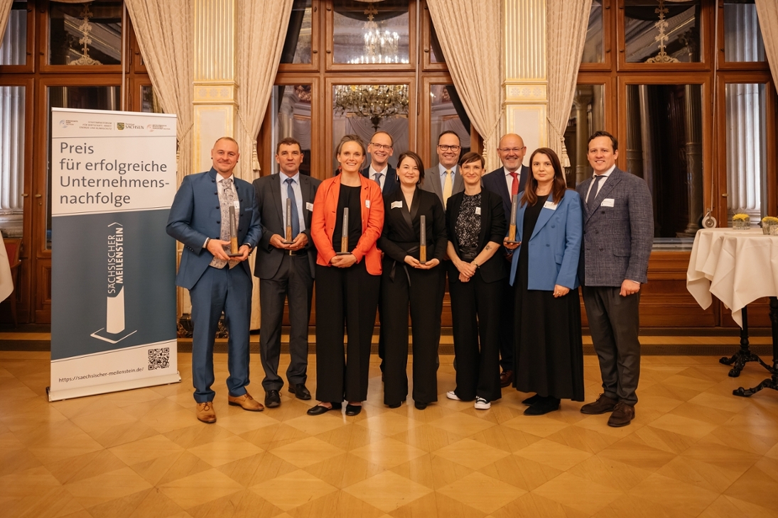 Hintere Reihe: Arne Laß (BBS), Staatsminister Dirk Panter (SMWA), Markus H. Michalow (BBS)
Vordere Reihe: Dustin Hofmann (Malermeister Fehrenbach), Monty Tepper (MTS-Moling Tec Steinberg), Natascha Heinrich (BASISLAGER Fichtelberg), Franziska Krauße, Carolin Hauskeller (Buchhandlung Bücherberg), Victoria und Markus Scheithauer (PURTEC Engineering)