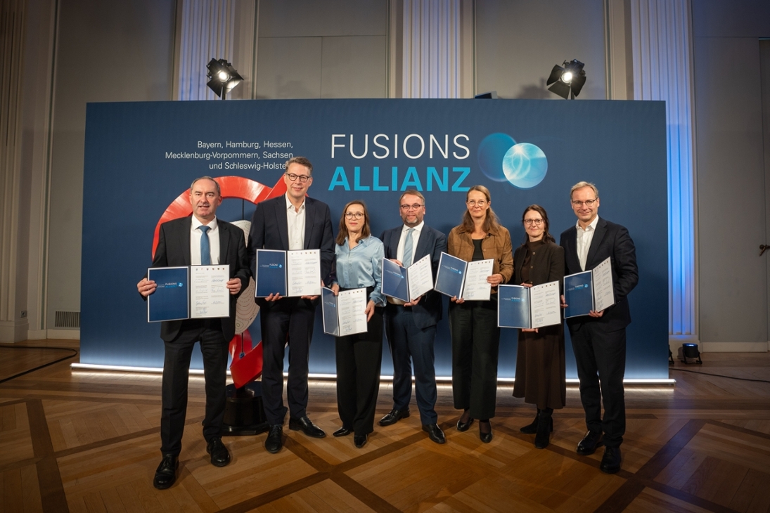 Bildhinweis für beide Fotos: Bei der Unterzeichnung v.l.n.r. Bayerns Wirtschaftsminister Hubert Aiwanger, Bayerns Wissenschaftsminister Markus Blume, Hamburgs Staatsrätin für Wissenschaft Dr. Eva Gümbel, Hessens Wissenschaftsminister Timon Gremmels, Mecklenburg-Vorpommers Wissenschaftsministerin Bettina Martin, Sachsens Staatssekretärin für Wissenschaft Prof. Dr. Heike Graßmann und Schleswig-Holsteins Staatssekretär für Wissenschaft Guido Wendt