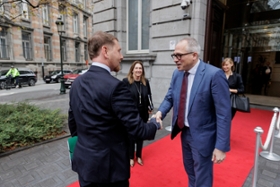 Foto: Die Mitglieder des Innovationsbeirates Sachsen und des Flämischen Sachverständigenrates für Innovation und Unternehmertum (VARIO) trafen sich in Brüssel. Anlässlich des Treffens führten die Ministerpräsidenten Michael Kretschmer und  Matthias Diependaele ein Gespräch über die Stärkung der Beziehungen zwischen Sachsen und Flandern mit dem Ziel einer strategischen Regionalpartnerschaft.
