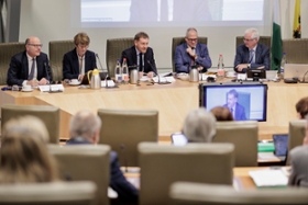 Foto: Die Mitglieder des Innovationsbeirates Sachsen und des Flämischen Sachverständigenrates für Innovation und Unternehmertum (VARIO) trafen sich in Brüssel. Im Rahmen einer gemeinsamen Sitzung erörtern sie aktuelle industrie-, technologie- und innovationspolitische Themen sowie gemeinsame Perspektiven für Forschung und Wirtschaft in Europa.