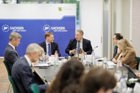 Foto: Die Sächsische Staatsregierung hat heute im Rahmen ihrer auswärtigen Kabinettssitzung in Brüssel zentrale europapolitische Weichenstellungen beschlossen. Die Sitzung diente zugleich dem direkten Austausch mit europäischen Partnern, Kommissarinnen und Kommissaren sowie Mitgliedern des Europäischen Parlaments.
Gespräch mit dem Ständigen Vertreter Bundesrepublik Deutschland bei der Europäischen Union, Botschafter Thomas Hans Ossowski