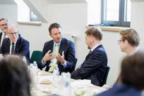 Foto: Die Sächsische Staatsregierung hat heute im Rahmen ihrer auswärtigen Kabinettssitzung in Brüssel zentrale europapolitische Weichenstellungen beschlossen. Die Sitzung diente zugleich dem direkten Austausch mit europäischen Partnern, Kommissarinnen und Kommissaren sowie Mitgliedern des Europäischen Parlaments.
Gespräch mit Siegfried Mureșan (ROU), MdEP