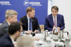 Foto: Die Sächsische Staatsregierung hat heute im Rahmen ihrer auswärtigen Kabinettssitzung in Brüssel zentrale europapolitische Weichenstellungen beschlossen. Die Sitzung diente zugleich dem direkten Austausch mit europäischen Partnern, Kommissarinnen und Kommissaren sowie Mitgliedern des Europäischen Parlaments.
Gespräch mit Raffaele Fitto (ITA), Exekutiver Vizepräsident für Kohäsion und Reformen