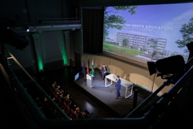 Foto: Abendempfang der Sächsischen Staatsregierung. Der Empfang steht unter der Überschritt »Innovationen als Treiber für Wettbewerbsfähigkeit, technologische Souveränität und Krisenresilienz in Europa – Sachsens Beitrag«: Präsentation BSZ Elektrotechnik Dresden