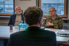 Foto: DGK Generalsekretär Schreiber und Kommandeur des LaKoSN Oberst Popielas