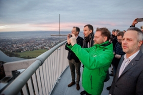 Foto: Ministerpräsident Michael Kretschmer nimmt an der Vorstellung der Entwurfsplanung für den Dresdner Fernsehturm teil. Gemeinsam mit Oberbürgermeister Dirk Hilbert und den zukünftigen Betreibern des Turms wird über den aktuellen Status und die nächsten Schritte informiert.
