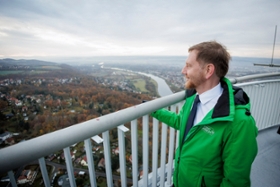 Foto: Ministerpräsident Michael Kretschmer nimmt an der Vorstellung der Entwurfsplanung für den Dresdner Fernsehturm teil. Gemeinsam mit Oberbürgermeister Dirk Hilbert und den zukünftigen Betreibern des Turms wird über den aktuellen Status und die nächsten Schritte informiert.