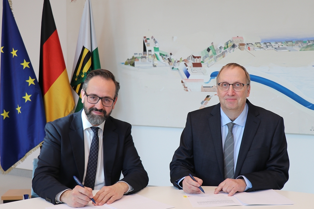 Wissenschaftsminister Sebastian Gemkow (li.) und der kommissarische Rektor der Dualen Hochschule Sachsen, Prof. Dr.-Ing. Frank Schweitzer bei der Unterzeichnung der Zielvereinbarung für die Duale Hochschule Sachsen DHSN