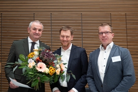 Foto: Ministerpräsident Michael Kretschmer und Ralph Beckert, ehrenamtlicher Vorsitzender des Landesbeirats für Inklusion der Menschen mit Behinderungen und Landesgeschäftsführer des VdK Sachsen e. V. gratulieren Michael Welsch, zur Berufung als Landesbeauftragter für Inklusion der Menschen mit Behinderungen. (v.l.n.r.: Michael Welsch, Landesbeauftragter für Inklusion der Menschen mit Behinderungen; Ministerpräsident Kretschmer; Ralph Beckert)