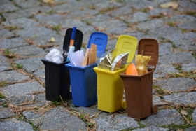 Foto: Symbolbild Abfalltonnen gefüllt