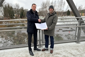 Foto: LDS-Präsident Béla Bélafi (links im Bild) übergibt dem Chemnitzer Baubürgermeister Thomas Kütter einen Zuwendungsbescheid über 2,3 Mio. Euro für die Renaturierung des Pleißenbachs