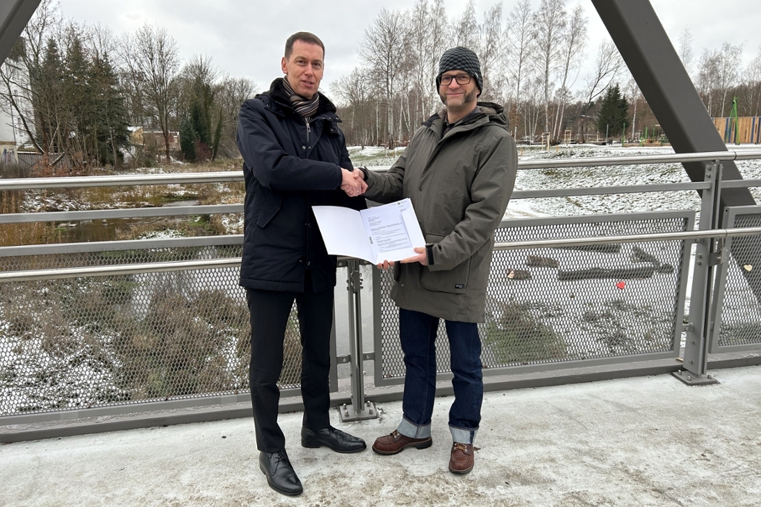 LDS-Präsident Béla Bélafi (links im Bild) übergibt dem Chemnitzer Baubürgermeister Thomas Kütter einen Zuwendungsbescheid über 2,3 Mio. Euro für die Renaturierung des Pleißenbachs