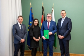 Foto: Übergabe der Ernennungsurkunde an Markus Colli mit Justizministerin Prof. Constanze Geiert, Amtschef Till Pietzcker und dem Vize-Präsidenten des Landgerichts Chemnitz, Herrn Bernd Sämann.