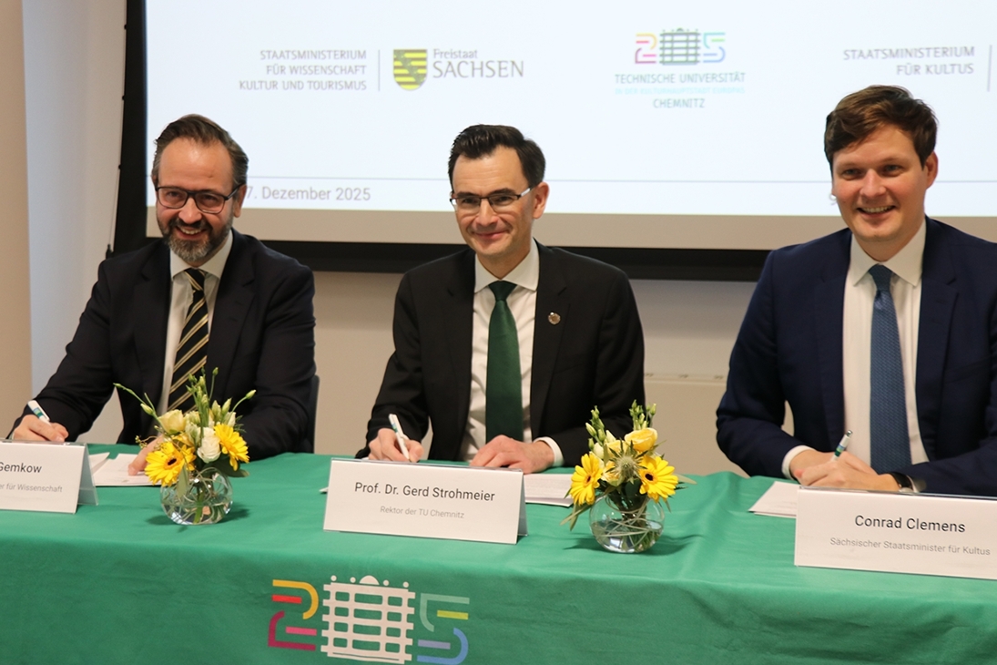 v.l.n.r.: Wissenschaftsminister Sebastian Gemkow, Rektor Prof. Gerd Strohmeier und Kultusminister Conrad Clemens unterzeichnen ein Eckpunktepapier zur Einführung des Studiengangs Lehramt an Oberschulen an der TU Chemnitz