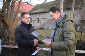 Foto: Grimmas Oberbürgermeister Tino Kießig und LDS-Präsident Béla Bélafi (v.l.n.r.) bei der Übergabe des Fördermittelbescheids
