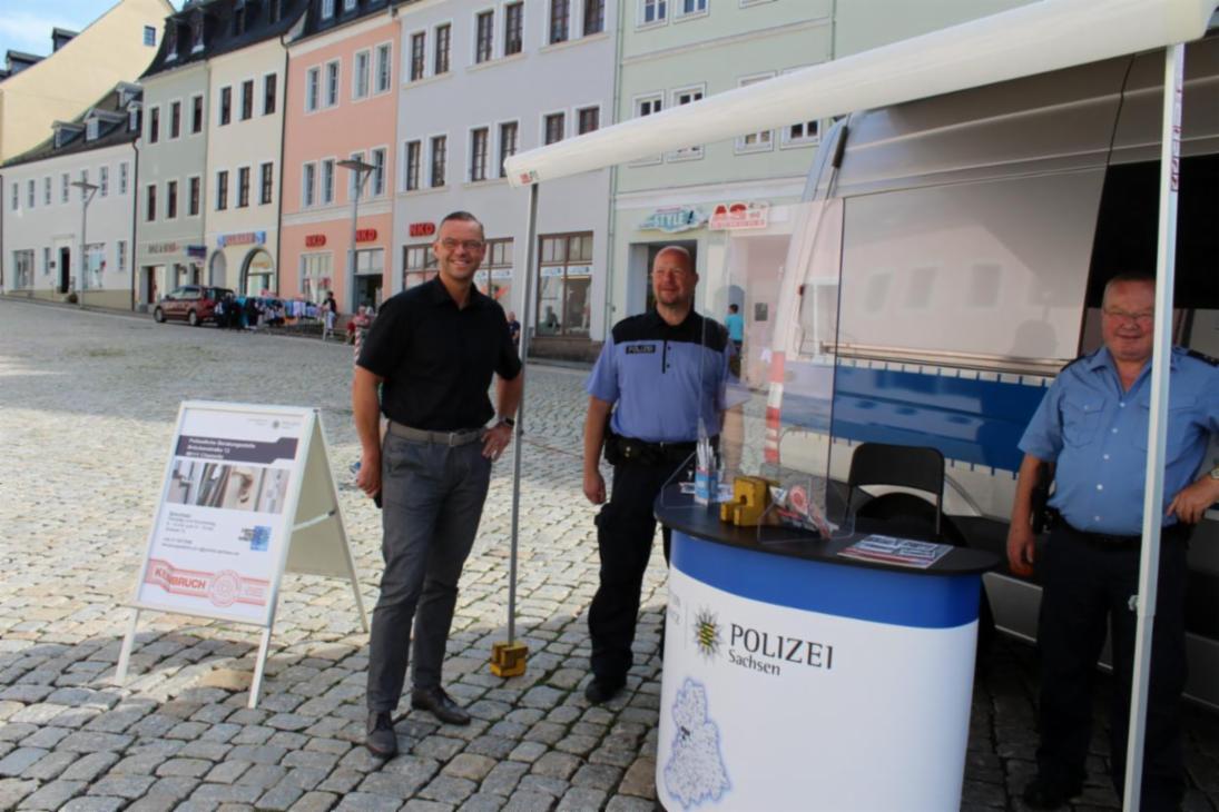 Wie hier Schneebergs Bürgermeister Ingo Seifert (li.) ließen es sich auch Bürgermeister anderer Tour-Orte nicht nehmen, der Polizei mit ihrem Präventionsmobil einen Besuch abzustatten (mit im Bild: Bürgerpolizist Polizeihauptmeister Frank Senger (Mitte) sowie Polizeioberkommissar Martin Babst vom Fachdienst Prävention
