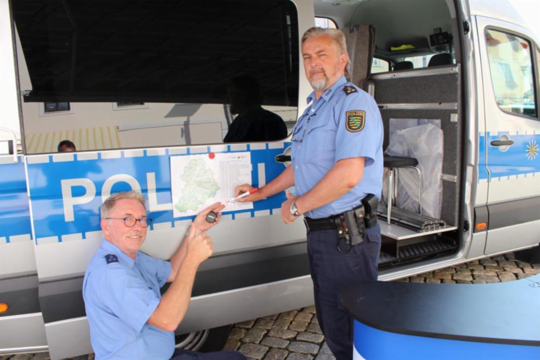 Geschafft! Polizeihauptkommissar Uwe Nerger (re.) und Polizeihauptmeister Andreas Pforte machten am Abend des 19. August hinter den letzten Tour-Ort Schneeberg einen Haken