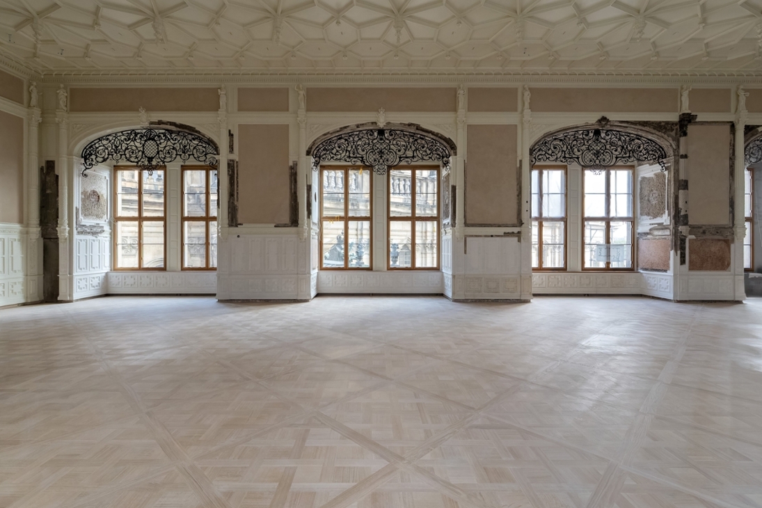 mit originalen Stuckresten, Marmorplatten und Ziergittern