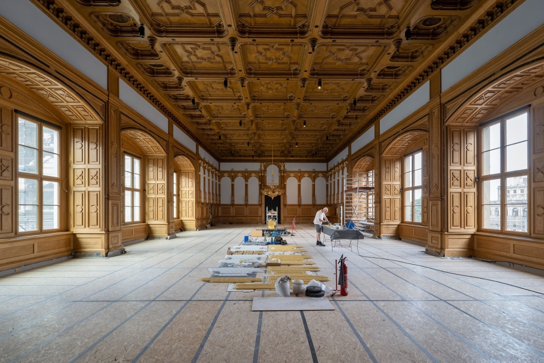 im Vordergrund Zierteile für die Wandverkleidung, Zustand Sommer 2025